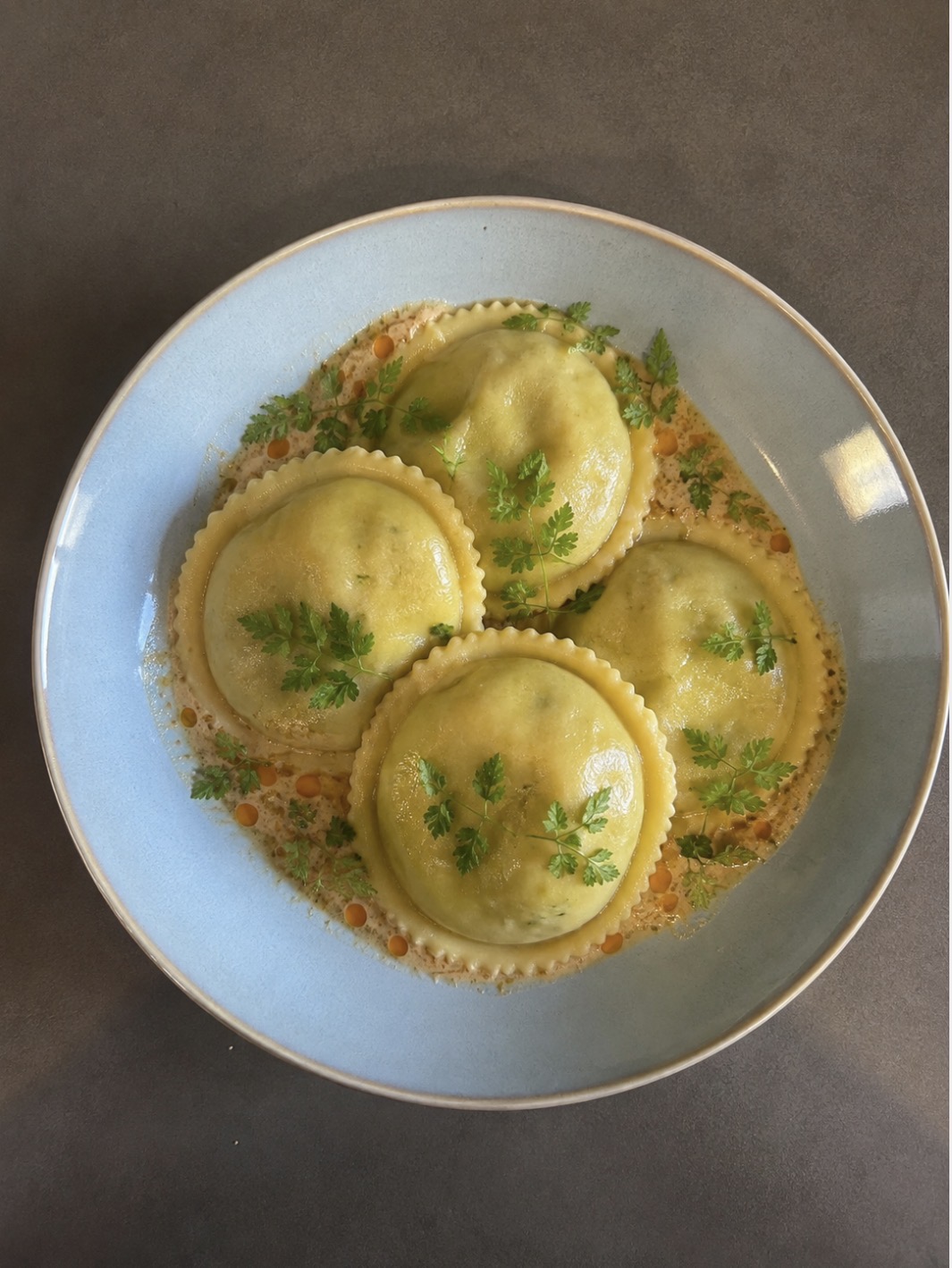 Ravioles servies dans une sauce crémeuse aux herbes