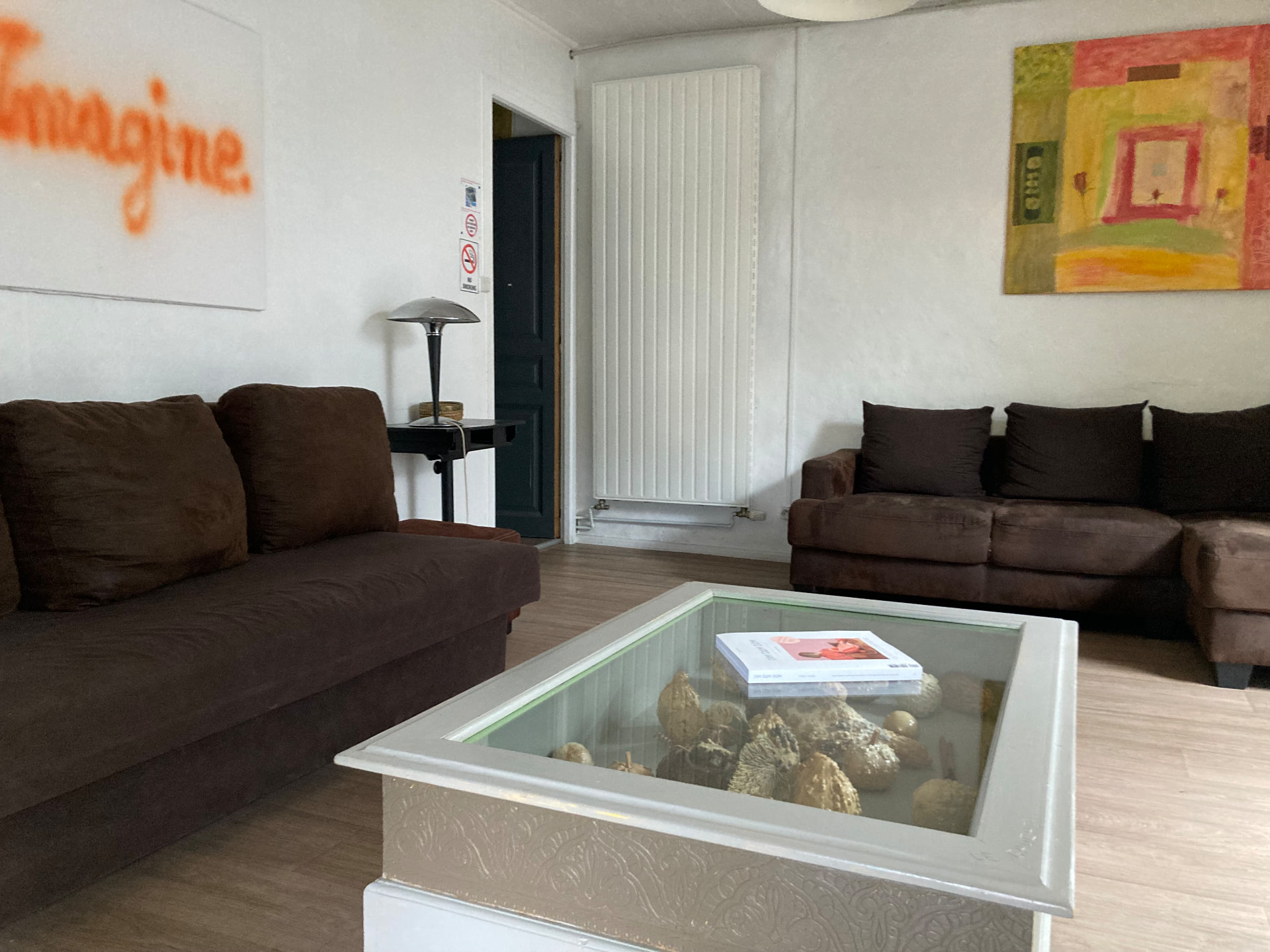 Salon spacieux avec deux canapés et table basse vitrée, logement pour cinq personnes