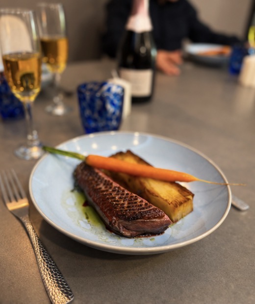 Plat de viande préparé à domicile avec carotte et accompagnement